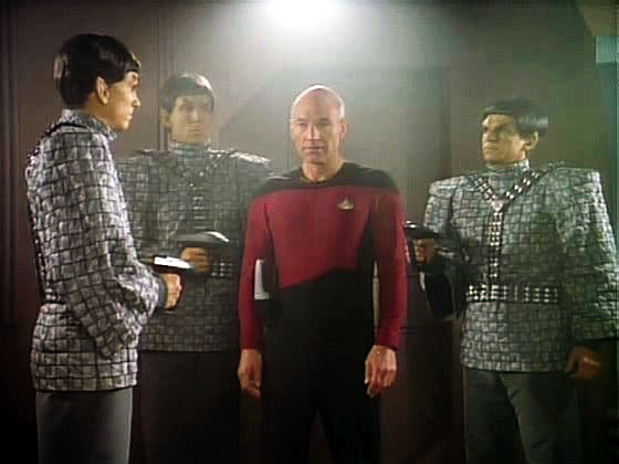 Kapitán nemohl čekat, až se objeví průchod na Enterprise, a ocitl se na romulanské lodi, kde nejde deaktivovat autodestrukce. Riker včas přenese pokyny, jak jí zabránit.