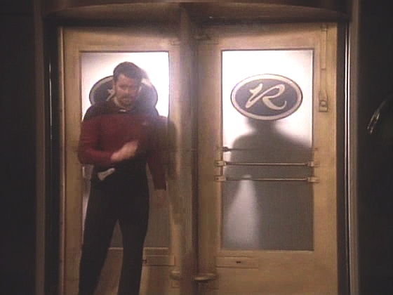 Když ztratí spojení s Enterprise, chtějí vyjít ven a spojení obnovit. Dveře je však stále znovu vracejí do kasina.