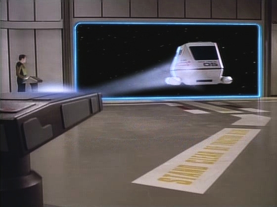 Enterprise vtahuje do hangáru federační raketoplán, který bez energie volně plul vesmírem.