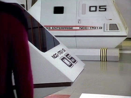 Komandér Riker se nechápavě dívá na dva totožné raketoplány 05 - El Baz. Ten druhý je nepatrně poškozen výbuchem antihmoty.