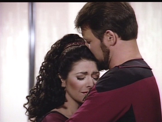 Komandér Riker si vzal čas na rozmyšlenou, zda velení na Aries přijme, přesto všichni předpokládají, že ano. Deanna má slabou chvilku, kdy přiznává, že jí bude chybět.