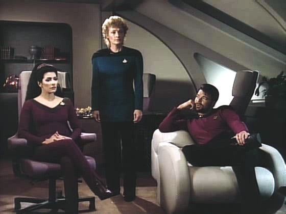 Pro Picarda je to velké dilema, protože pomoc Sarjence zásadně odporuje základní směrnici. Svolává poradu starších důstojníků ve své kajutě.