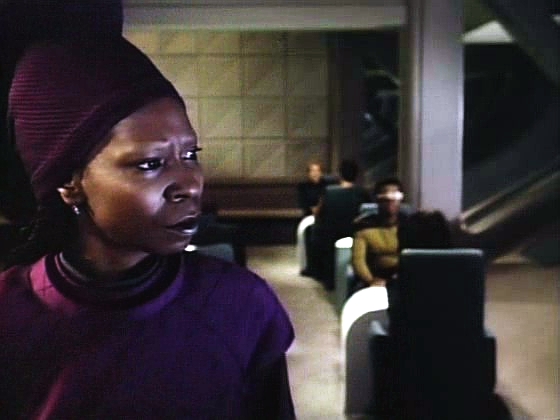 Kapitán Picard a jeden z raketoplánů zmizeli. Guinan má neodbytný pocit, že je něco velmi v nepořádku.