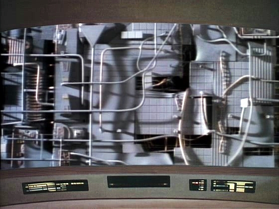 Když Dat zjistí, že veškeré síly Borgů se momentálně soustřeďují na opravu, dává se Enterprise na útěk. Borgská krychle je snadno dohání a při tom se opravuje.