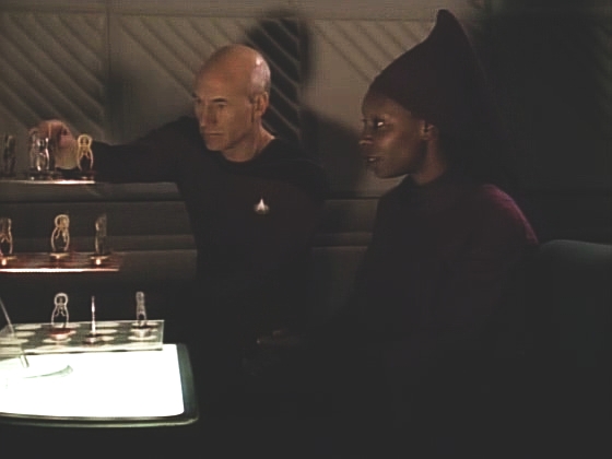 "Borgové už o vás vědí," říká Guinan. Picard se ale domnívá, že Q nechtěně udělal něco dobrého: Než Borgové přijdou, může se na ně Federace připravit.