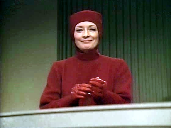 Když se kapitán Picard probere, vidí nad sebou usmívající se dr. Pulaski. Z toho, že o jeho umělém srdci teď ví celá posádka, opravdu není nadšen.