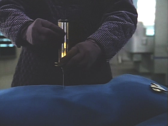 Omámené doktorce a Rikerovi odeberou buňky a začínají pěstovat jejich klony.