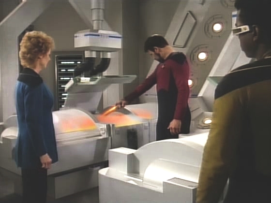 Když doktorka zjistí, že jí a Rikerovi chybí buňky, transportují se do laboratoře a Riker oba klony zničí.