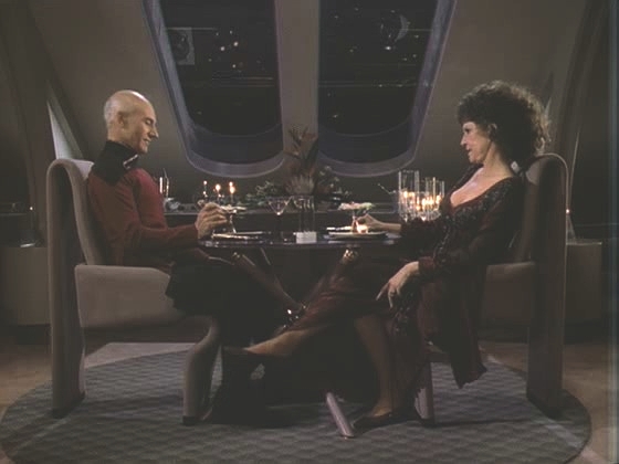 Kapitán se domníval, že velvyslankyně Troi pořádá večeři pro vyšší důstojníky. Místo toho se při intimní večeři stává objektem jejího nezastíraného zájmu.