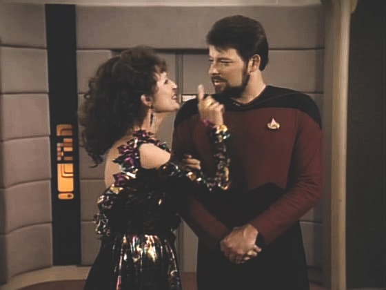 Lwaxana kapitána nemůže najít, a tak pátrá po lodi po vhodných partnerech. Do oka jí padne - ke zděšení její dcery - komandér Riker. Lwaxana oznamuje jejich nadcházející svatbu.