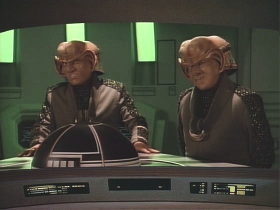 Taktika nyní hlásí ferengskou loď, ale Picard je přesvědčen, že je to opět Worfova práce. Nebyla. Ferengové chtějí Hathaway v domnění, že je na ní něco velice cenného.
