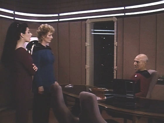 Dat si také myslel, že vyhraje, a je teď plný pochyb a nejistoty. Potřebuje zvednout sebevědomí. Picard není nadšen, že před bojem má držet androida za ručičku.
