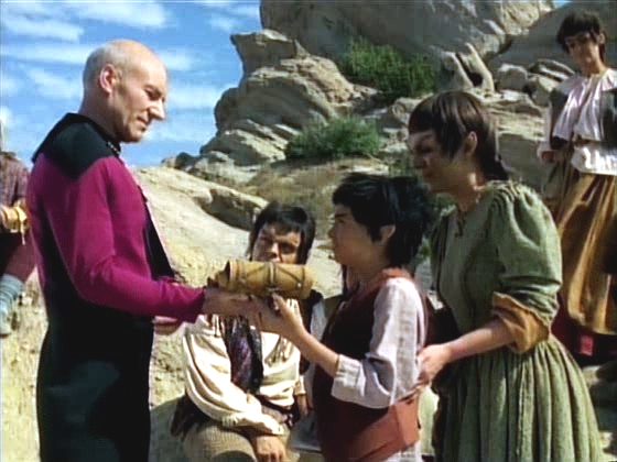 Vystřízlivělí a poučení Mintakané se srdečně loučí s Picardem. Jejich racionalita a logické myšlení nebyly otřeseny, když minulé události pochopili.
