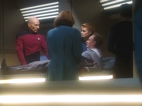 Liko se neplánovaně probral na ošetřovně a sleduje, jak všichni poslouchají "Picarda". Ztotožní si jej s Dohlížitelem, jedním z božských bytostí, v něž jeho rasa kdysi věřila.