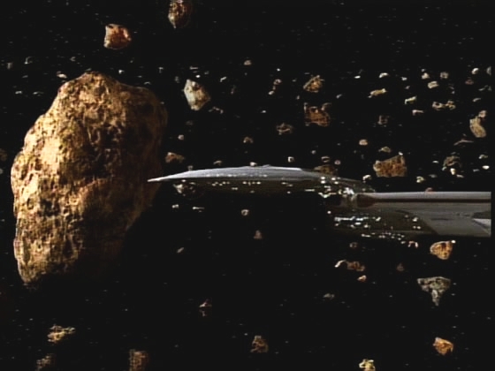 Pomocí manévrovacích trysek bravurně vyvádí Enterprise z asteroidového pole.