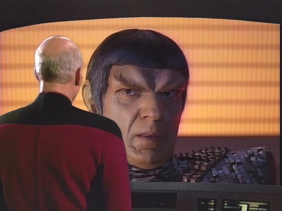 K hranicím Neutrální zóny se blíží romulanská loď, komandér Tomalak letí zachránit trosečníka. Picard ho informuje, že ho těžce raněného mají na palubě a že ho dovezou na hranici.