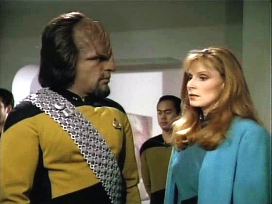 Raněný Romulan potřebuje transfúzi. Worf je na Enterprise jediný s vhodnou krví, ale rezolutně odmítá. Romulan si však také nepřeje být pošpiněn klingonskými ribosomy.