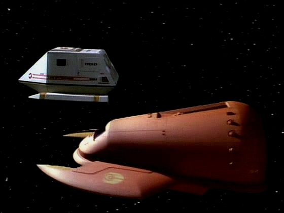 Riker není ochoten kupovat zajíce v pytli. Posílá raketoplánem Geordiho a Data, aby o červí díře zjistili, co se dá. Ferengové nevěří, že jim Federace předá výsledky, a vysílají svůj raketoplán.