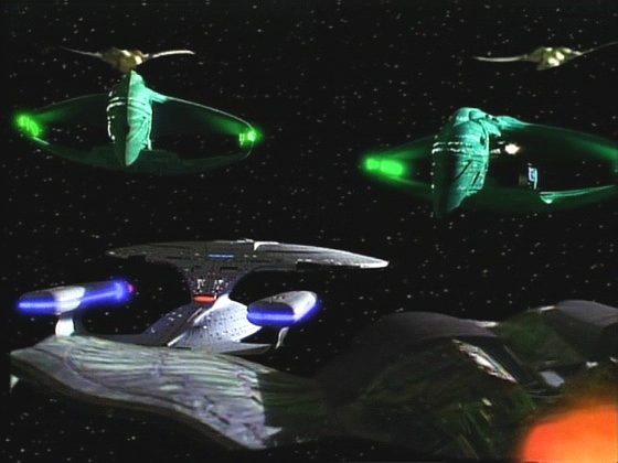 ...a v blízkosti se demaskují tři klingonské válečné lodě, které kapitán z opatrnosti požádal o pomoc. Tomalak nehodlá zemřít kvůli pusté planetě a dává se na ústup.