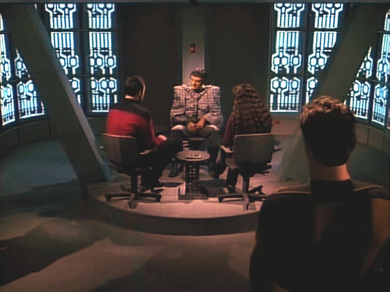 Riker a Troi Setala vyslýchají, ale nedozvědí se od něj nic jiného, než co řekl předtím: je nutné zničit základnu na Nelvaně III a zabránit tak válce.
