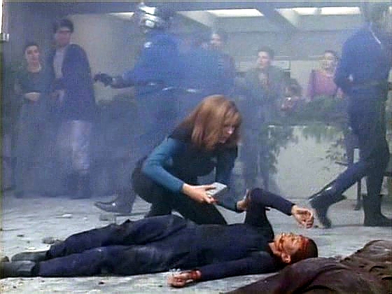 Na Rutii IV došlo k dalšímu teroristickému útoku. Beverly se okamžitě věnuje raněným a rezolutně odmítne dát se transportovat zpátky na Enterprise.