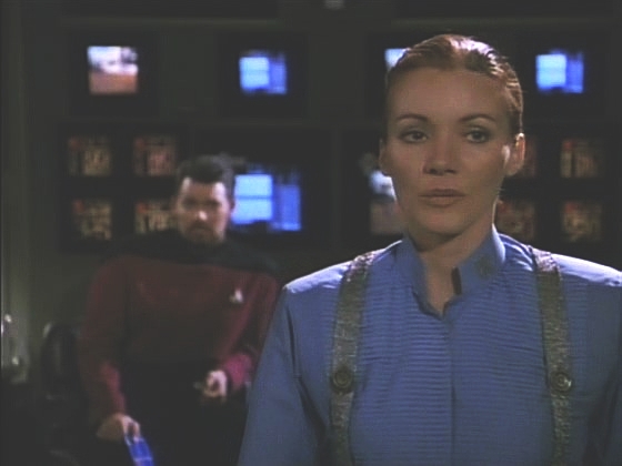 Riker zatím spolupracuje se zarputilou šéfkou policie Devosovou a snaží se Beverly najít.