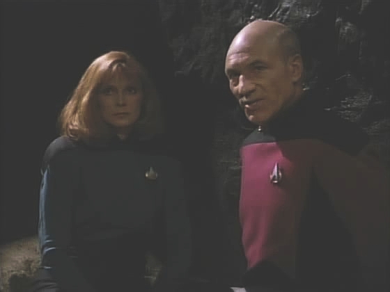 Spoutaný kapitán diskutuje s Beverly, která po několika diskusích s Finnem pohlíží na jeho věc i na něj samotného s jistými sympatiemi. Picard však za žádnou cenu nehodlá spolupracovat.