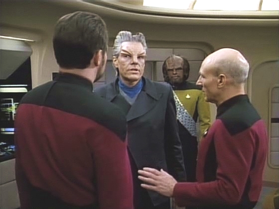 Komandér Riker se transportoval ze stanice nad Tanuga IV tři vteřiny před jejím zničením explozí. Šéfinspektor Krag ho přichází zatknout pro vraždu dr. Apgara.