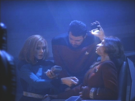Lodí, která se vynořila z časové trhliny, je Enterprise-C, silně poškozená z bitvy s Romulany u klingonské základny. Výsadek nachází těžce raněnou kapitána Garrettovou.
