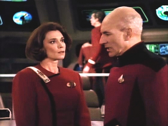 Picard se rozhodl, že bude Guinan důvěřovat. Vysvětluje Garrettové, co by podpora lodi Federace v bitvě znamenala pro vztahy s Klingony, a žádá ji, aby se vrátila, i když budou zničeni.