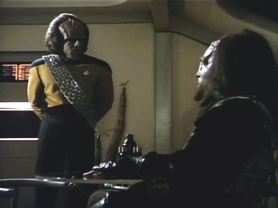 Při soukromé rozmluvě se Worf dozvídá, že Kurn je jeho mladší bratr, který se musel ujistit, zda Worf je ještě Klingon, a že potřebuje jeho pomoc, protože jejich otec byl prohlášen za zrádce.