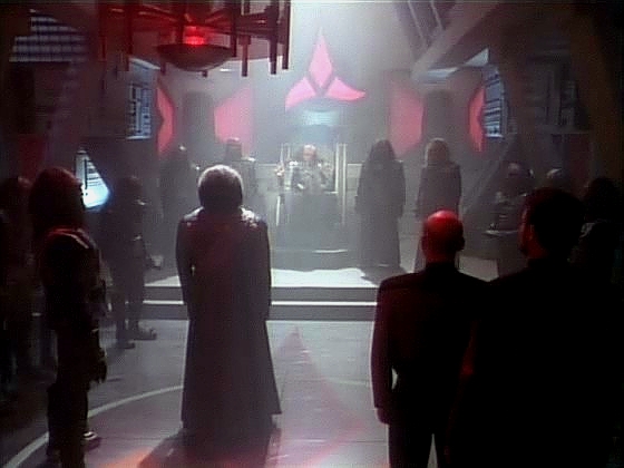 Worf v doprovodu Kurna (svého cha'Diche), Picarda a Rikera předstupuje v Síni Rady před Vysokou radu Klingonské říše.