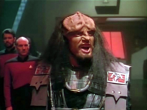 Duras nenávistně opakuje svá obvinění Worfova otce Mogha. Měl poslat Romulanům přístupový kód k obraně základny na Khitomeru a umožnit tak vyvraždění 4000 Klingonů.