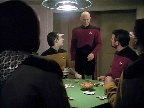 Kapitán na lodi se zatím chová podivně. Navštíví pravidelný poker svých vyšších důstojníků,...