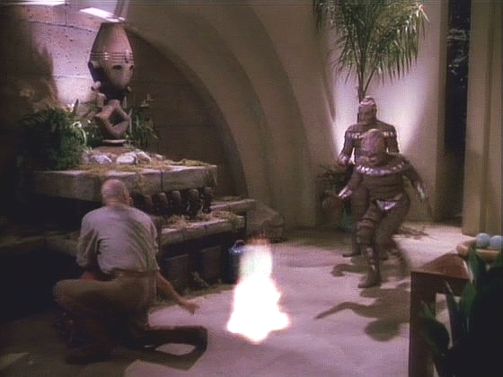 Kapitán dává pokyn Rikerovi a ten krystal transportním paprskem zničí. Picard a Vash se loučí s tím, že není vyloučené, že je Vorgoni do tohoto dobrodružství zatáhnou znovu.
