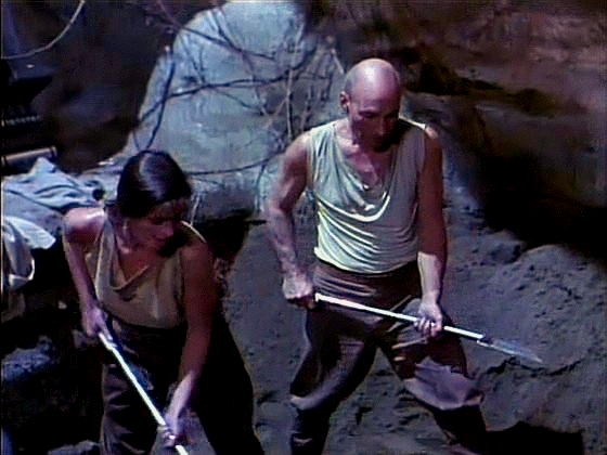 V jeskyni, kde má podle výzkumů prof. Estragona být tox uthat zakopán, se hned objeví Vorgoni i Sovak. Picard a Vash jsou přinuceni kopat, dokud nepoznají, že tam artefakt není.