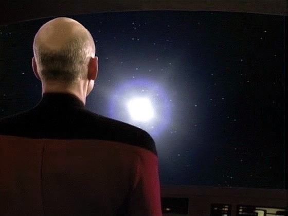 Kapitán sleduje vybuchující supernovu a domnívá se, že Data ztratili. Gomtuu ho však stihl v pořádku dopravit na Enterprise.
