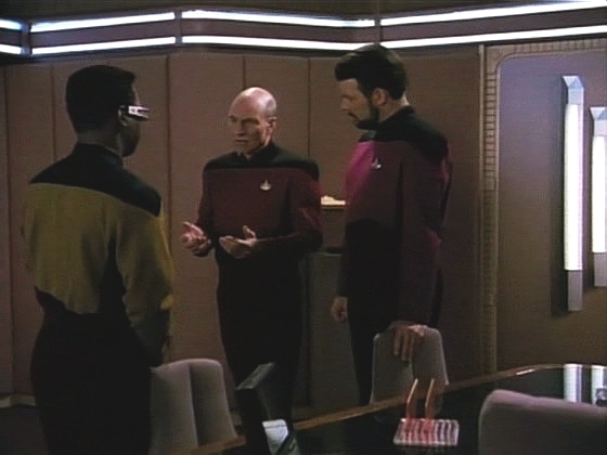 Žádosti Geordiho, jeho šéfa, a Rikera, aby Barclayho převelel, kapitán nevyhoví. Naopak si přeje, aby se s ním Geordi seznámil, pochopil ho a pomohl mu.