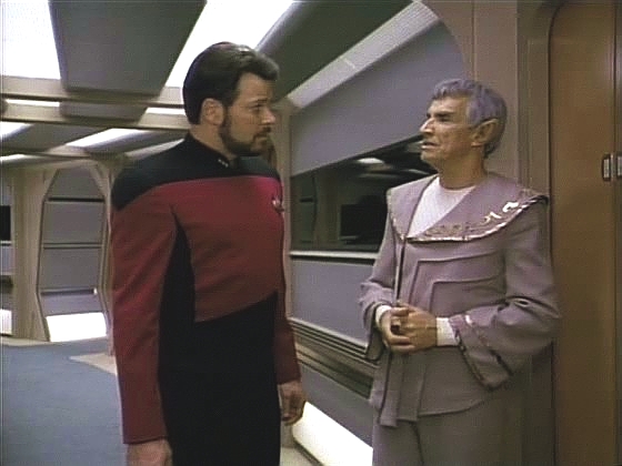 Riker doprovází zcela vyrovnaného ambasadora k jednacímu sálu, v němž čekají Leagarané,...