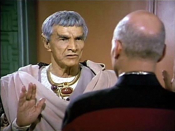 Sarek se vší slávou dokončil svou poslední misi a vrací se na Vulkan. Dobře ví, že jeho stav se bude dále zhoršovat, protože na jeho chorobu ještě nebyl nalezen lék.