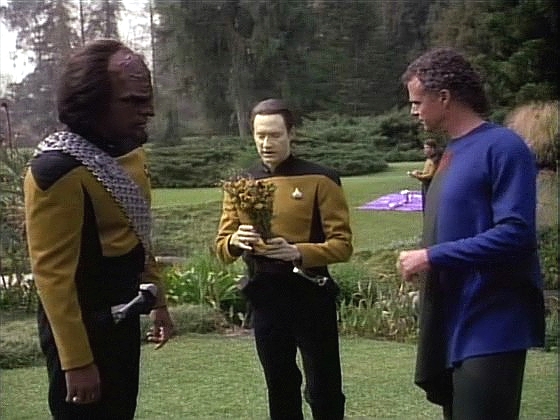 Enterprise se vzdálila od mlhoviny, která rušila signály, a dozvěděla se o únosu. Dat na místě našel Togovu kytici, kterou Lwaxana pohrdla a která jako únosce identifikovala Ferengy.
