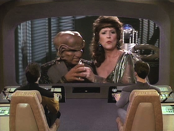 Deanna a Will jsou transportováni na můstek a na obrazovce se objevují Tog s Lwaxanou. Lwaxana je překvapená, že o ni Picard stále ještě stojí, a Deanna pochopí, co má v úmyslu.