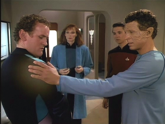 John Doe má amnézii, ale O'Brienovo vykloubené rameno vyhojí pouhým dotykem.