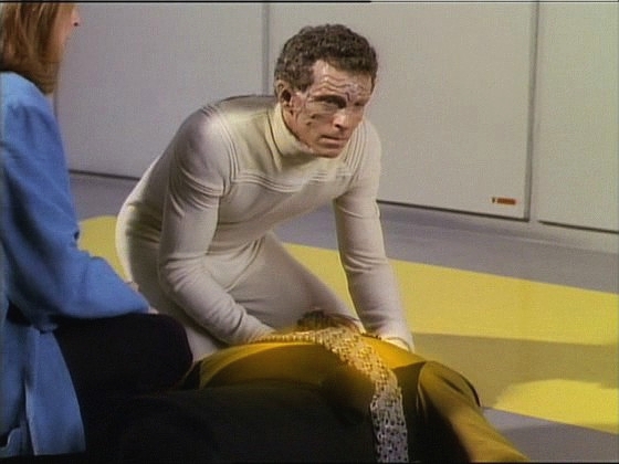 Worf si zlomil vaz a byl okamžitě mrtvý. John ho však dotykem a přenosem energie vrátil do života.