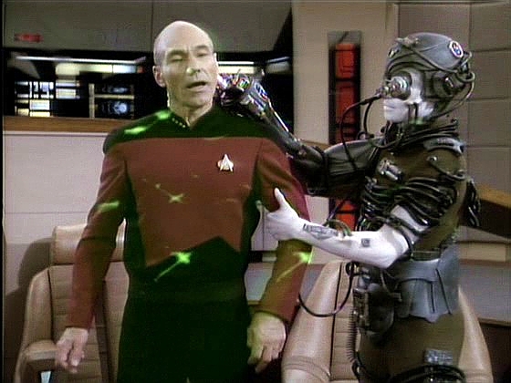 Borgskou krychli se nepodaří poškodit, Borgové se naopak nerušeně transportují na můstek a unesou kapitána Picarda.
