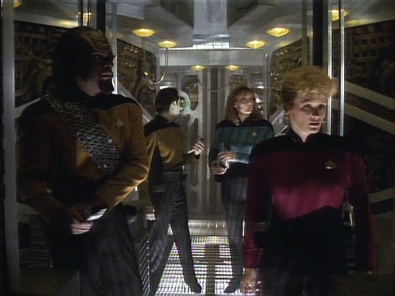 Borgská krychle míří nejvyšší rychlostí k Zemi a Enterprise ji s vypětím všech sil pronásleduje, zatímco výsadek se snaží zachránit kapitána.