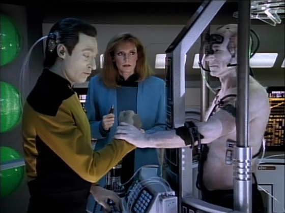 Riker hodlá nařídit kolizní kurz ke krychli. Dat se však přes borgské komponenty v Picardovi napojil na borgské systémy a na Picardovu radu "Spát!" dá Borgům povel k regeneraci.