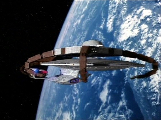 Enterprise prochází po střetu s Borgy nutnými opravami a tři členové posádky se zatím potýkají s rodinnými vztahy.