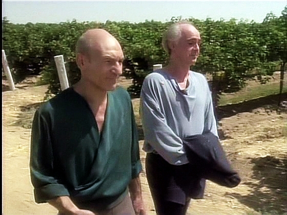 Na Picarda se obrací jeho starý přítel Louis, nabízí mu post vedoucího Atlantického projektu a kapitán opravdu vážně uvažuje o tom, že odejde od Hvězdné flotily.