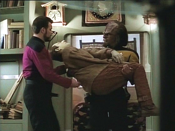Worf našel Data. Nemá emoční čip, ale je v pořádku. Dr. Soong odmítá opustit planetu, ale Enterprise doletí k základně včas, aby Willieho život byl zachráněn.